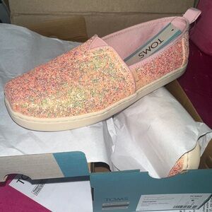 Toms NEW WITH TAG kids size 5 also women sz 7